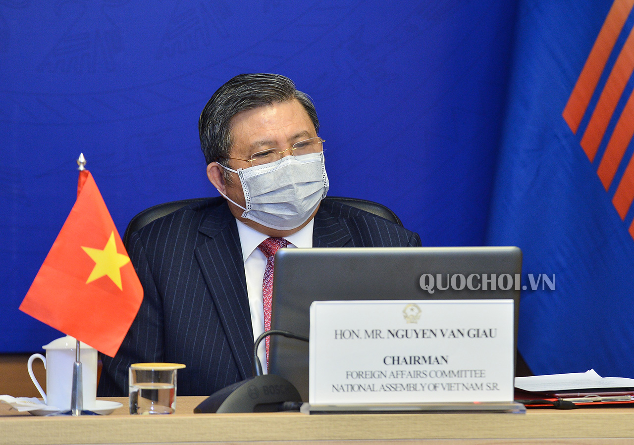 Chủ nhiệm Ủy ban Đối ngoại Nguyễn Văn Giàu phát biểu tại cuộc họp.