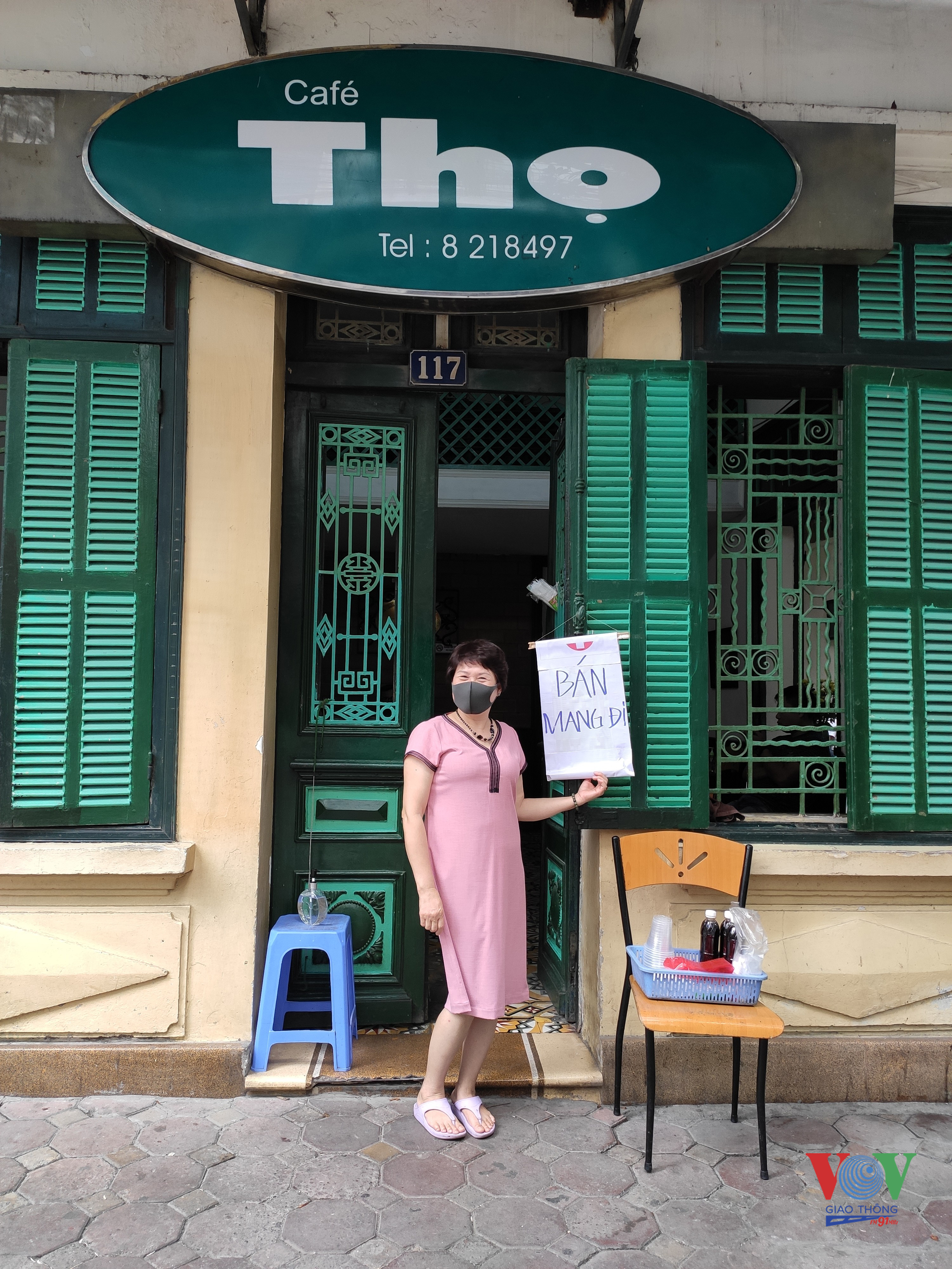 Ảnh 10: Quán café Thọ nổi tiếng trên phố Triệu Việt Vương chấp hành đúng quy định, áp hình hình thức “bán mang đi”, không phục vụ tại quán. 