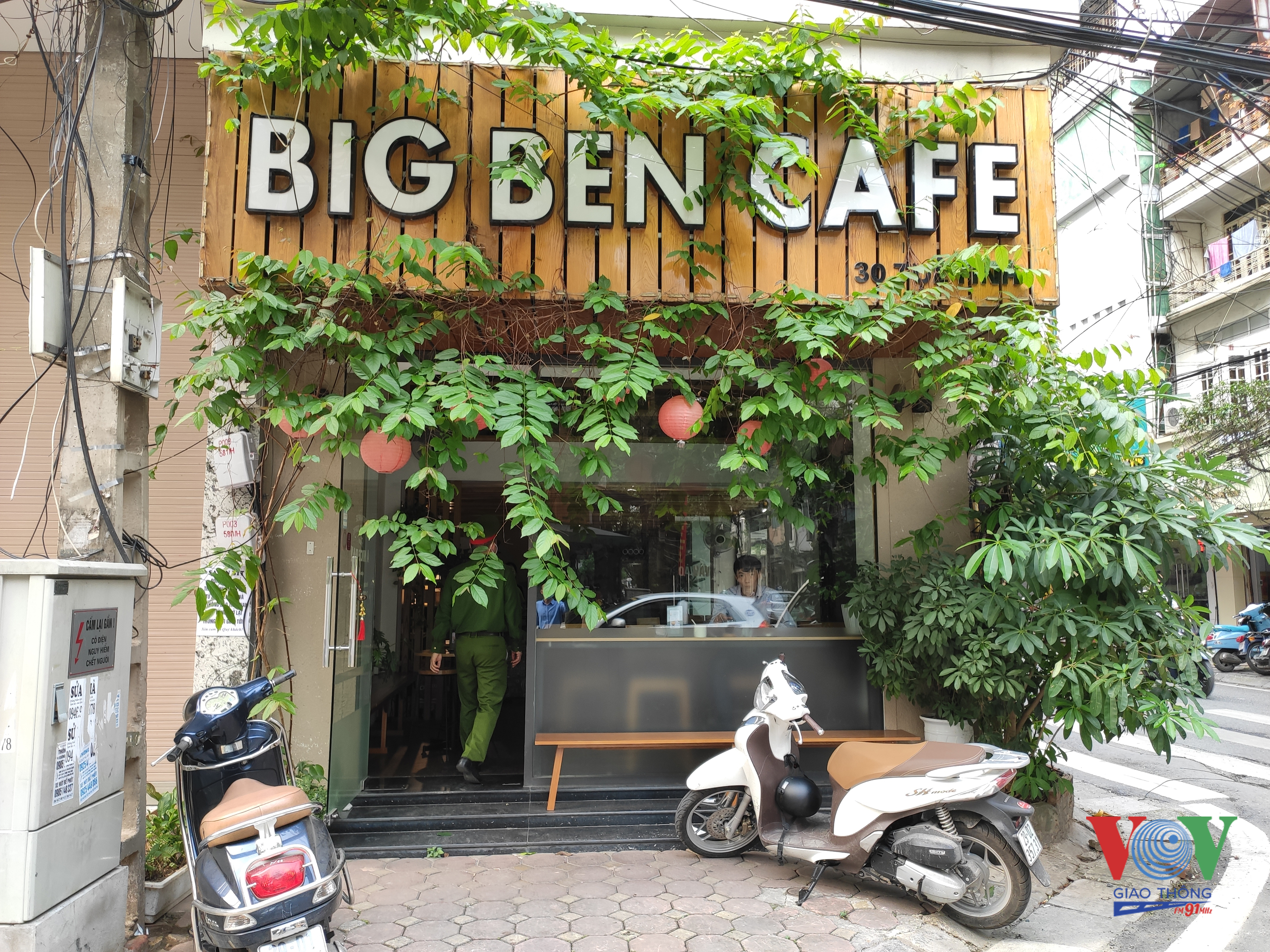 Ảnh 4: Ghi nhận thực tế cùng Tổ công tác Công an Phường Nguyễn Du, quán Café Big Ben (30 Tuệ Tĩnh) vẫn mở cửa, nhiều khách hàng không đeo khẩu trang. Nhân viên cửa hàng cho biết: “Vì là khách quen, nên vẫn ưu tiên bán hàng”.