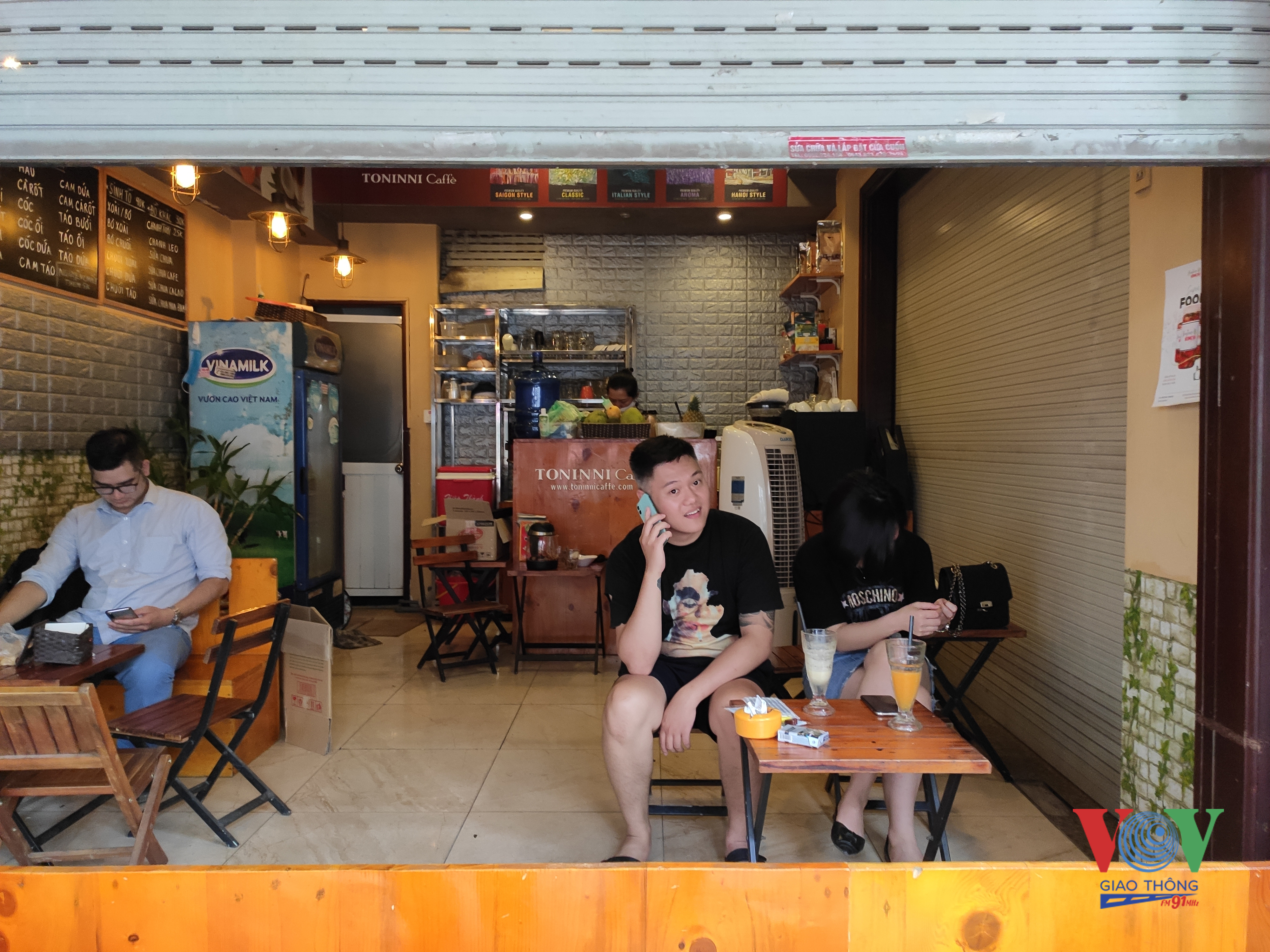 Ảnh 6: Khách hàng vô tư thưởng thức café tại Toninni Caffe (48 Tuệ Tĩnh)