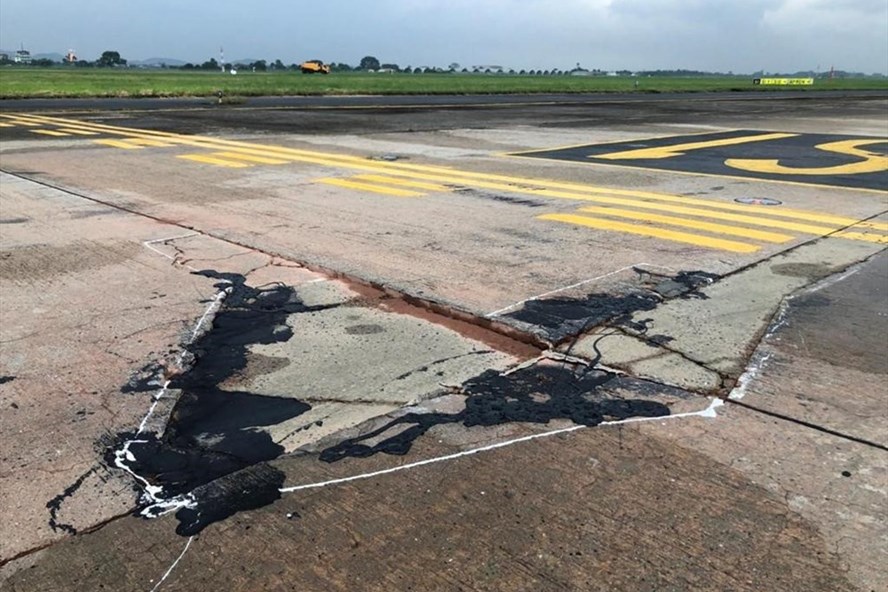 Hình ảnh đường băng xuống cấp tại sân bay Nội Bài. Ảnh: Theo Zing.vn
