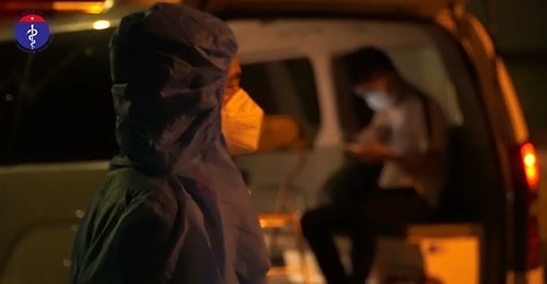 Các nhân viên y tế truy vết F1 trong đêm tại Bắc Ninh - Ảnh: Bộ Y tế cung cấp.