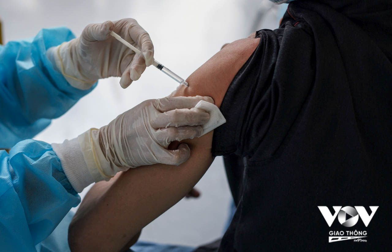 Việc đẩy nhanh tốc độ tiêm vaccine toàn dân được xem là giải pháp quan trọng trong việc kiềm chế và kéo lùi dịch bệnh