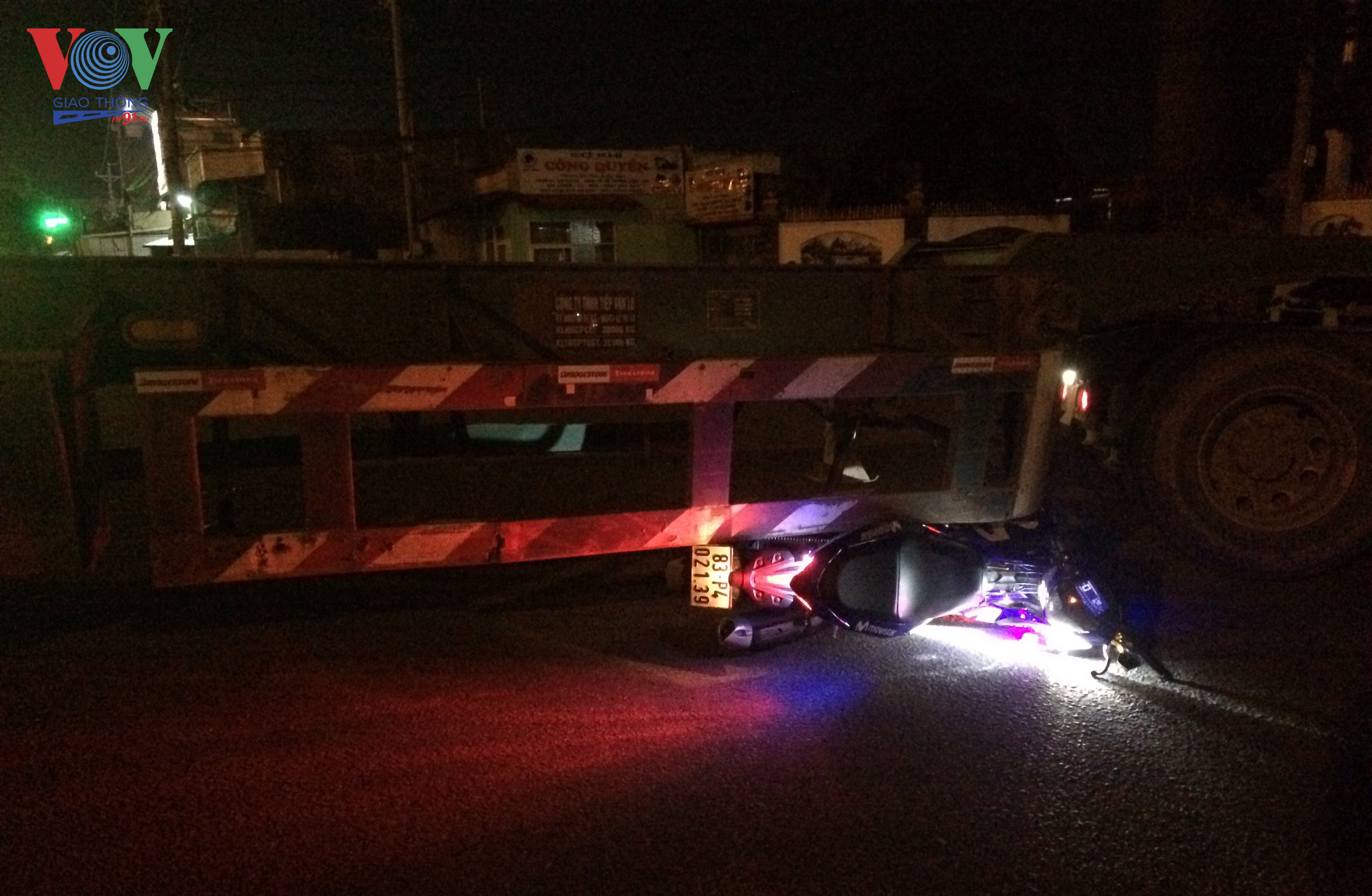 Chiếc xe máy của 2 nạn nhân bị cuốn vào gầm kéo lê trên đường