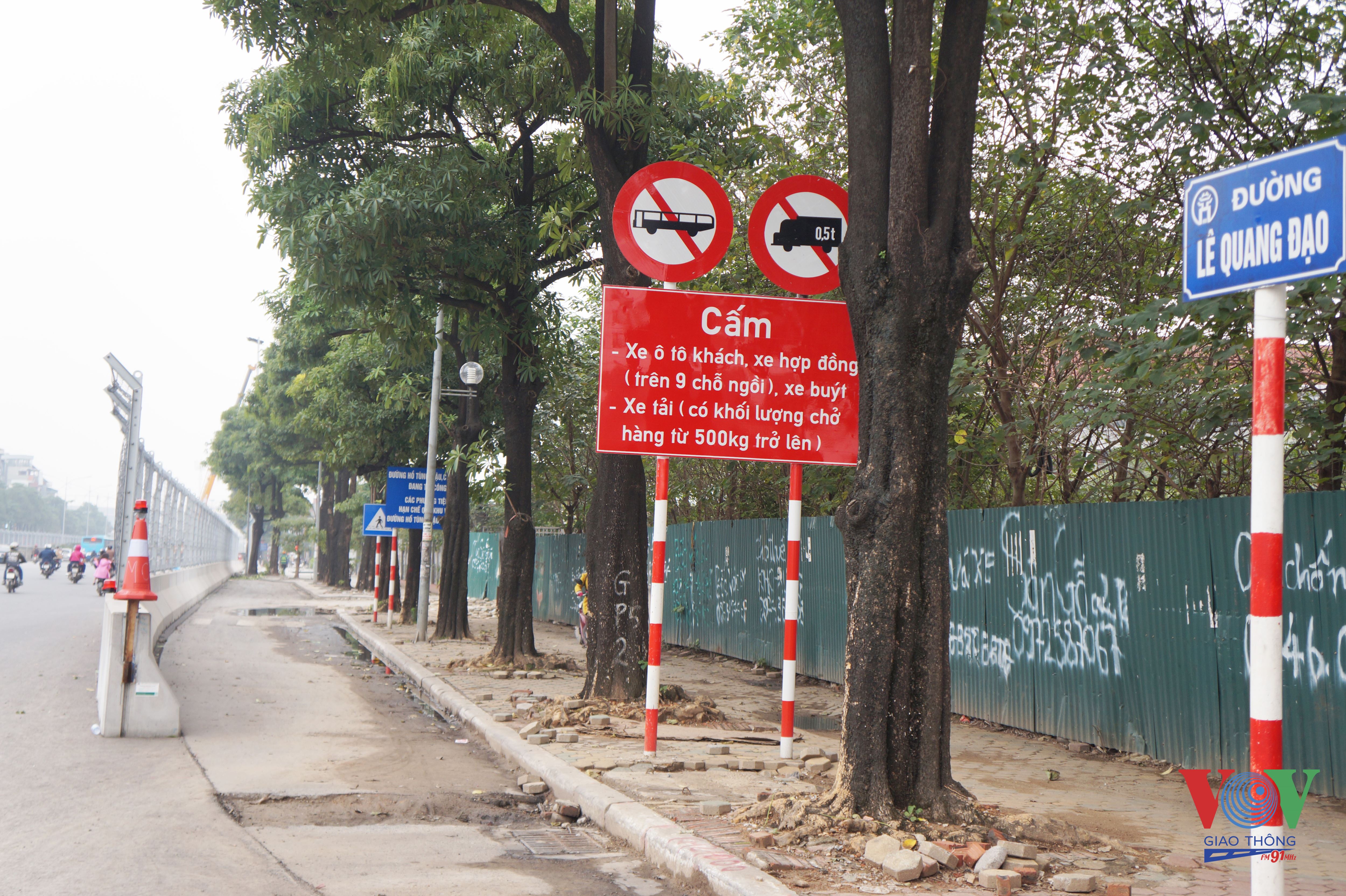 Cũng trong ngày 10/2, Sở Giao thông Vận tải Hà Nội cắm biển cấm các loại phương tiện ở đầu các tuyến đường Lê Quang Đạo, Lê Đức Thọ (quận Nam Từ Liêm); thời gian cấm dự kiến đến hết ngày 26/3.