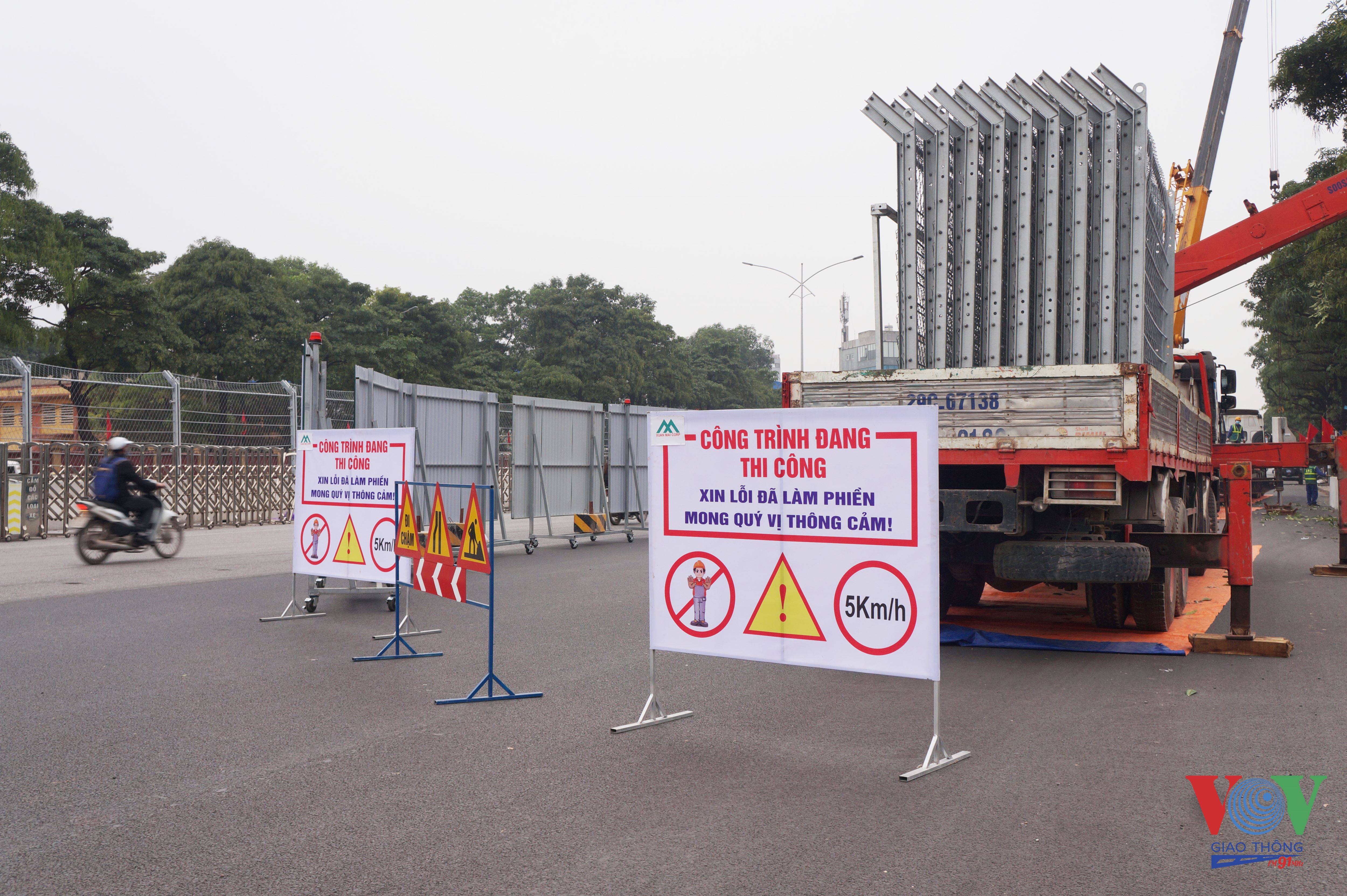 Theo Sở Giao thông Vận tải Hà Nội, việc phân luồng giao thông, cấm nhiều loại xe ở hai tuyến đường trên để bảo vệ chất lượng đường đua F1.