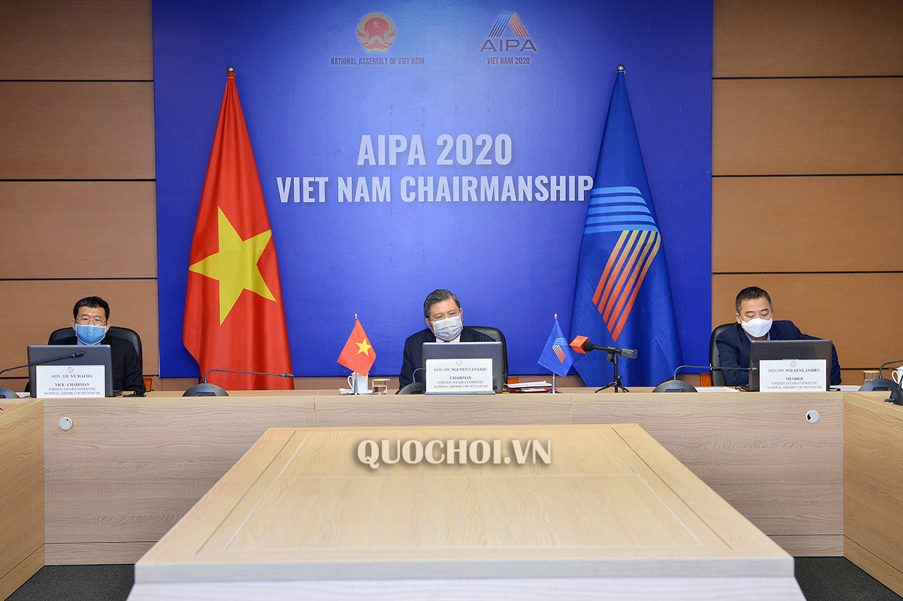 Các đại biểu Việt Nam tham dự cuộc họp tại đầu cầu Hà Nội.