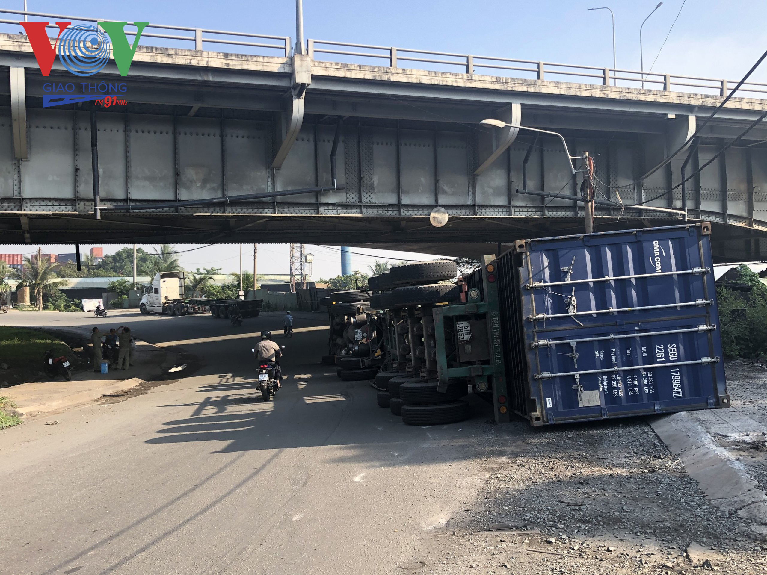 Hiện trường vụ xe container lật dưới dạ cầu Đồng Nai