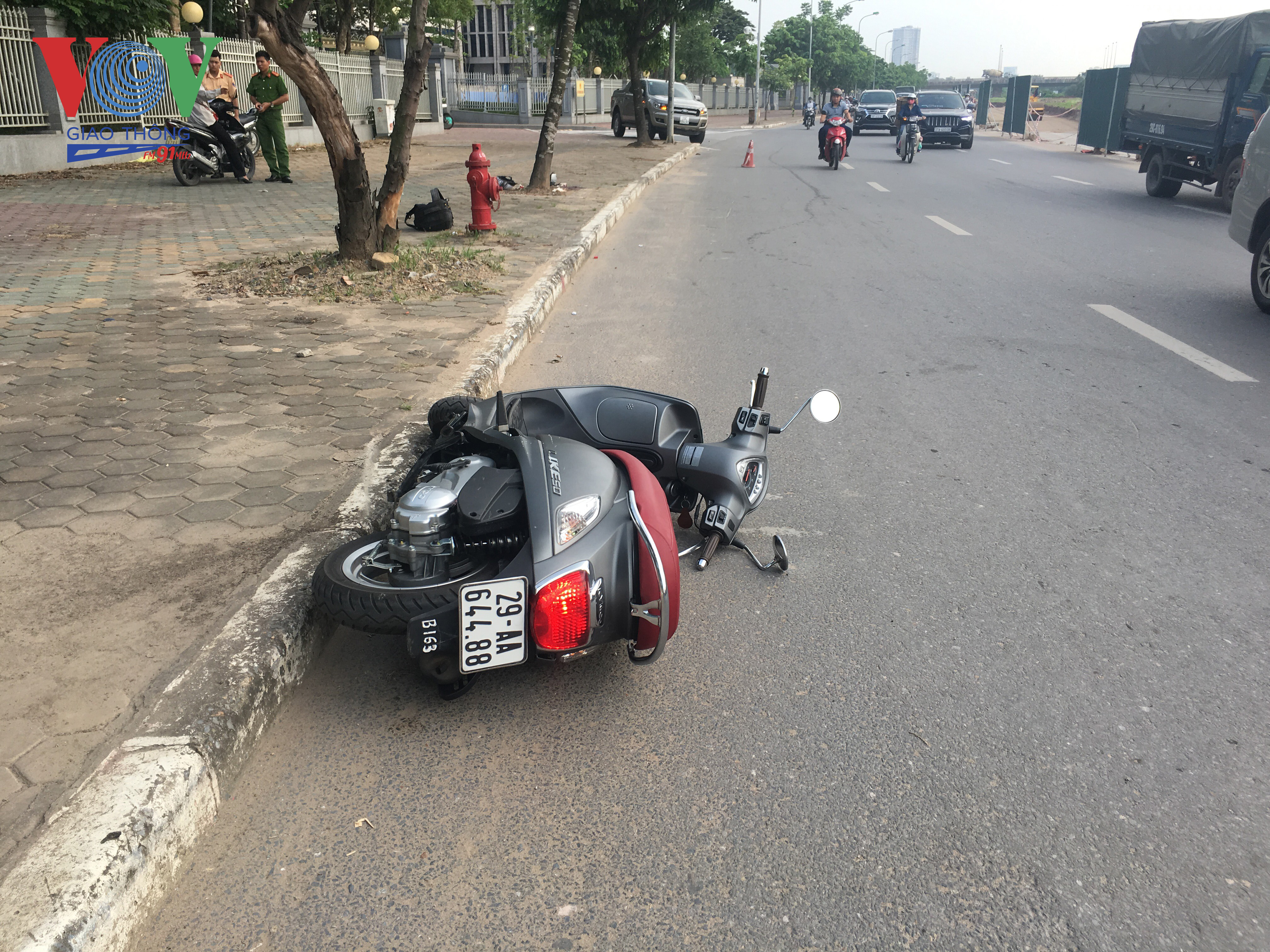 Chiếc xe máy đổ xuống đường