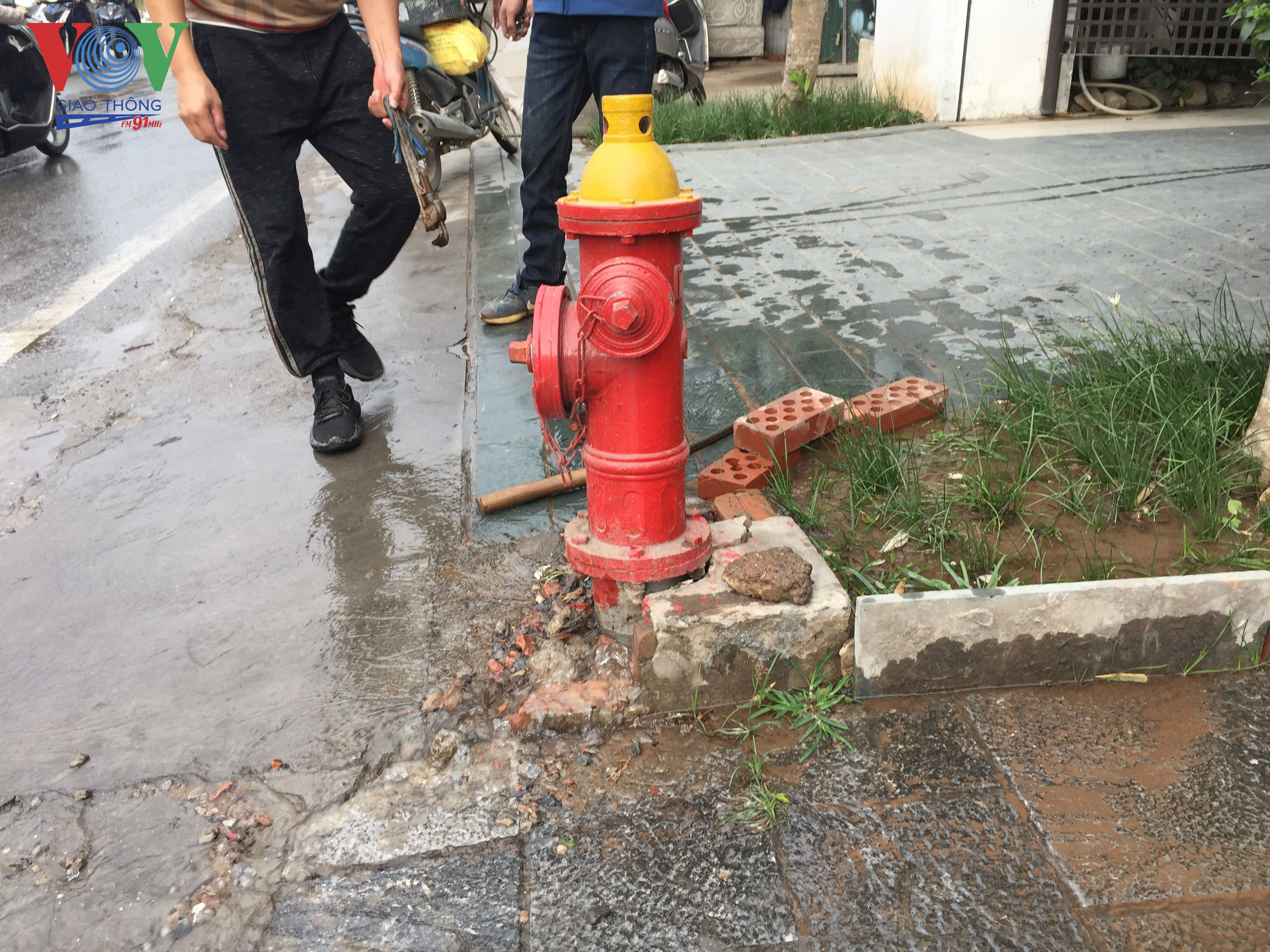 Hà Nội: Vỡ họng cứu hoả, nước tràn ra đường Xuân Diệu