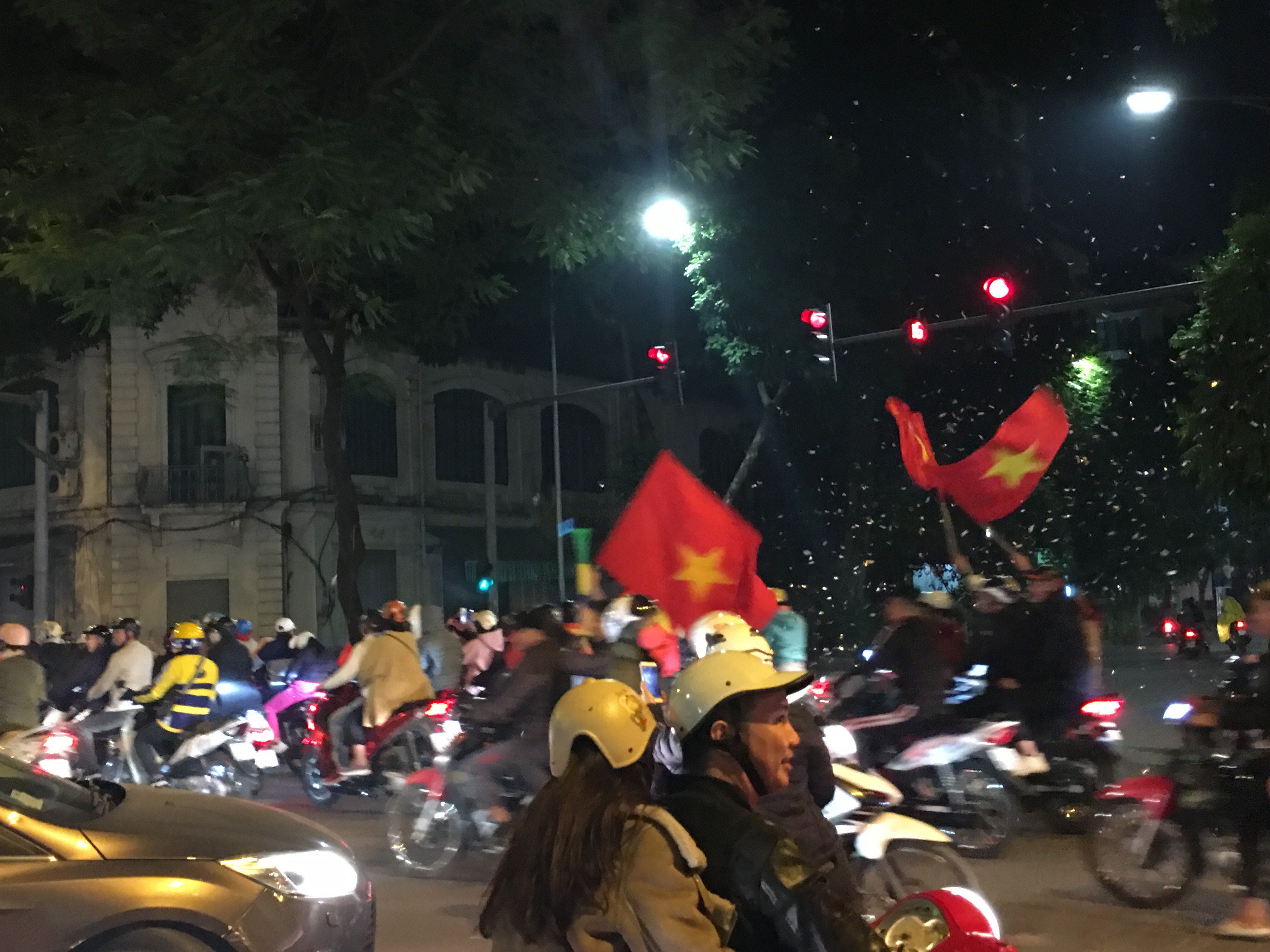 Người Hà Nội đổ ra đường ăn mừng sau chiến thắng của đội tuyển U22 Việt Nam