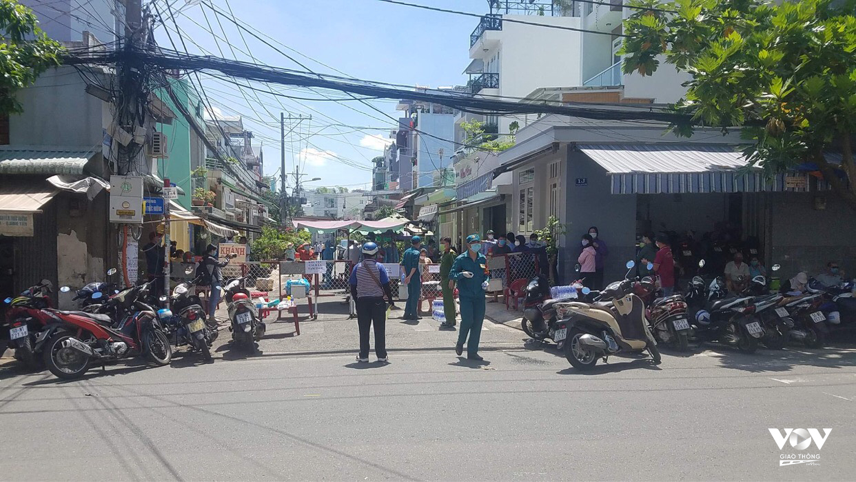 Lực lượng chức năng chốt chặn toàn bộ tuyến đường Đoàn Phú Tứ ở quận Bình Tân