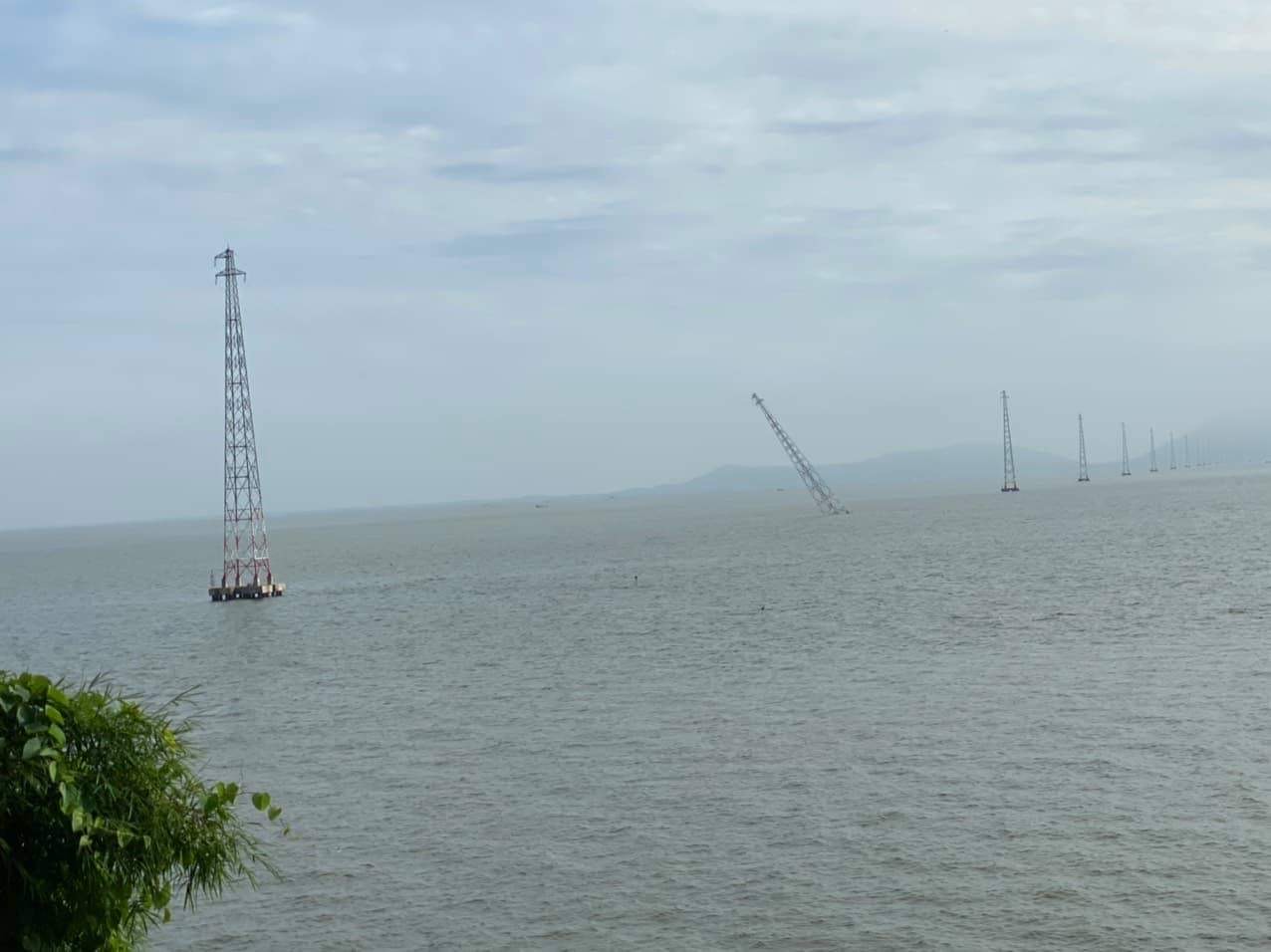 Kiên Giang: Hạn chế tàu bè lưu thông gần trụ điện bị va chạm lật nghiêng