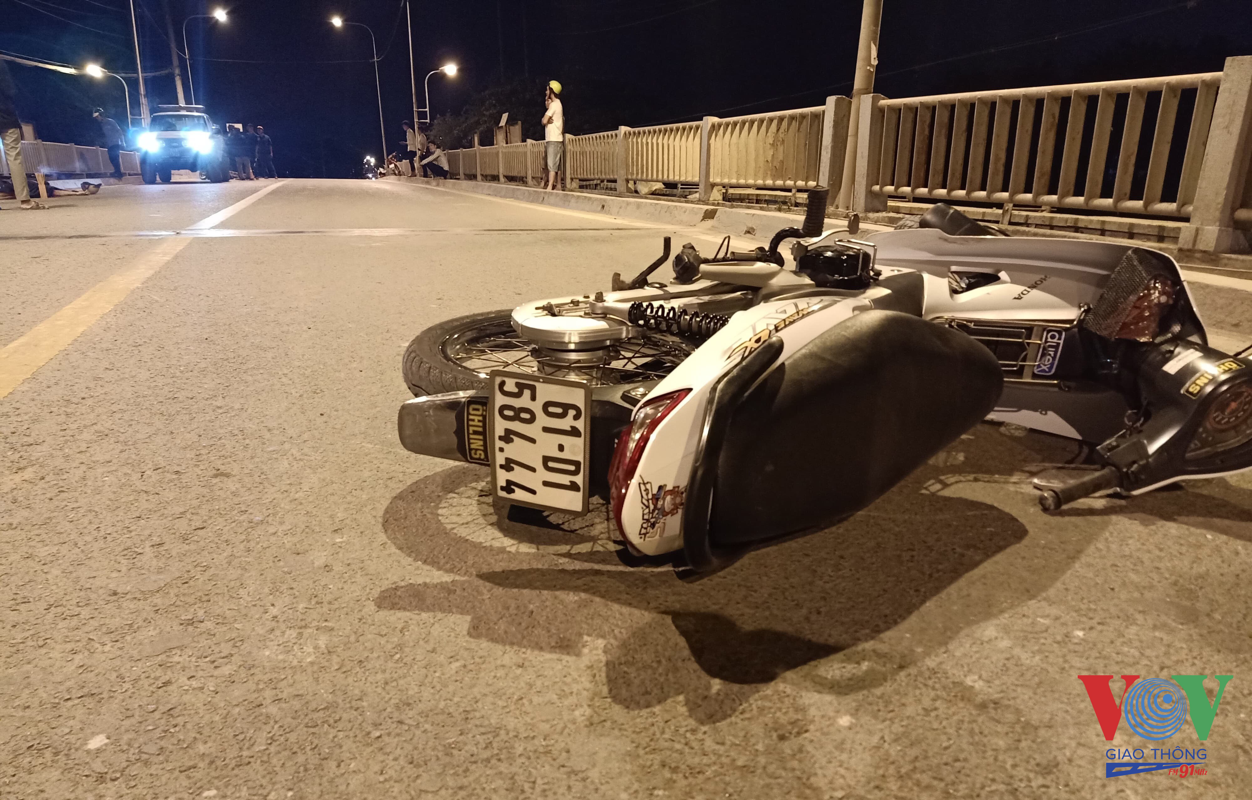 Chiếc xe máy và thi thể nạn nhân nằm cách xa nhau hơn 10 mét.