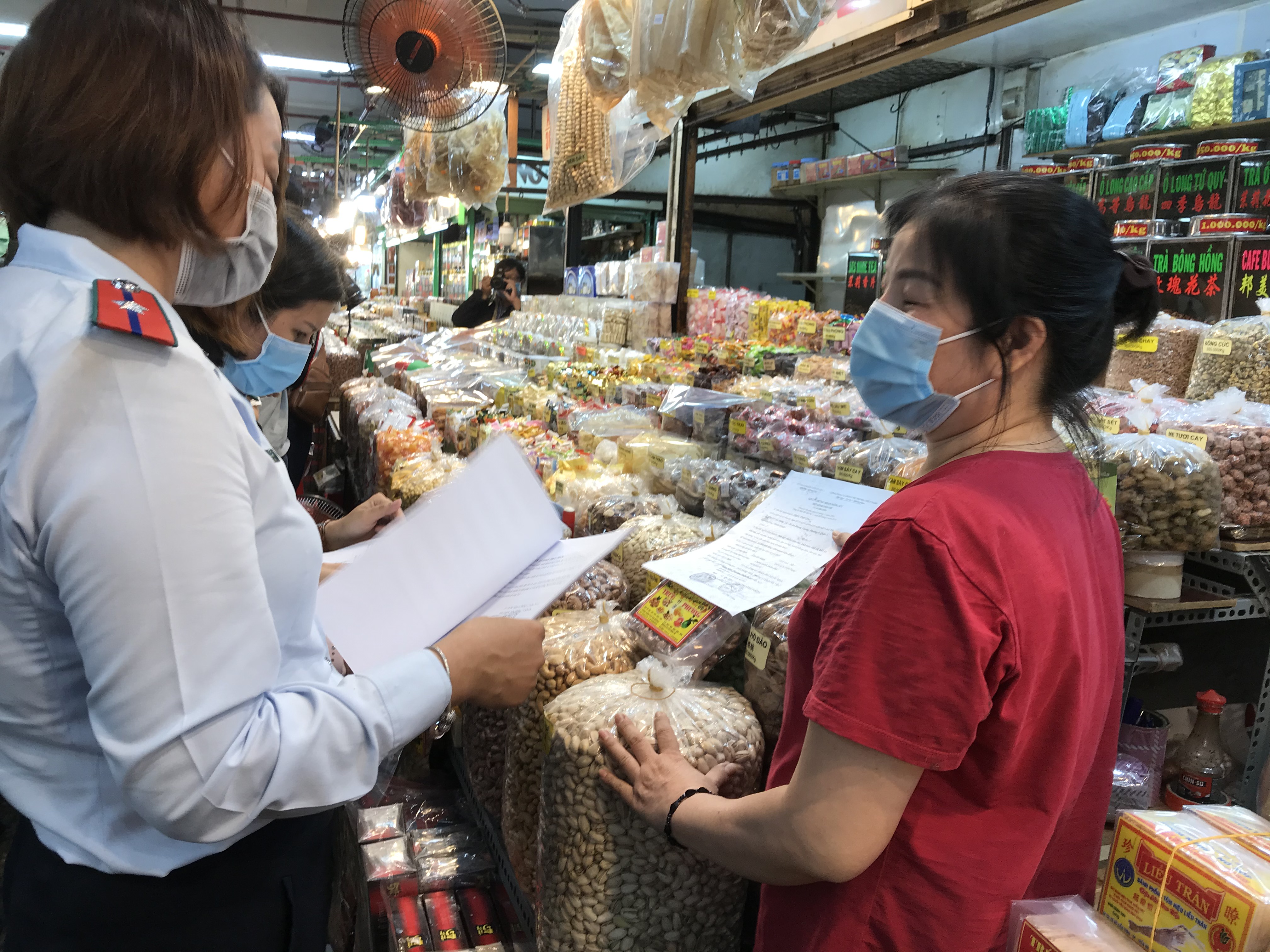 Kiểm tra an toàn thực hẩm tại chợ truyền thống