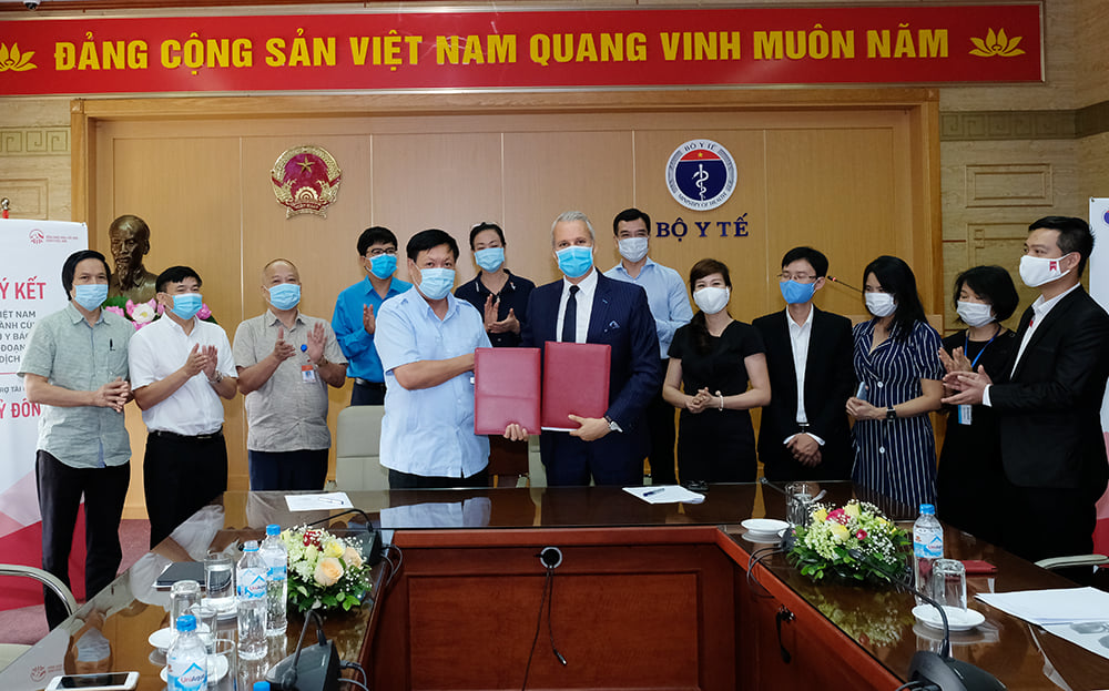 Lãnh đại Bộ Y tế và AIA Việt Nam tại lễ ký kết hỗ trợ tài chính