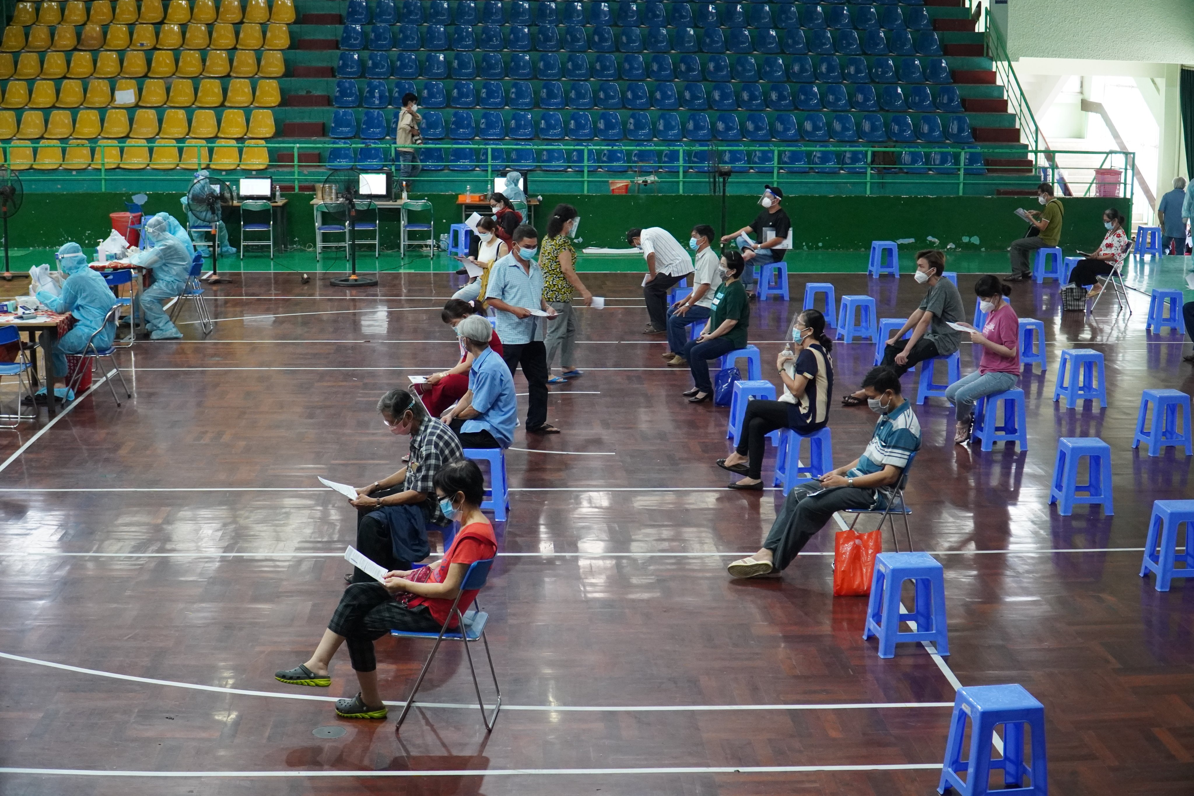  Người dân chờ tiêm ở Nhà thi đấu Lãnh Binh Thăng (Q.11) 