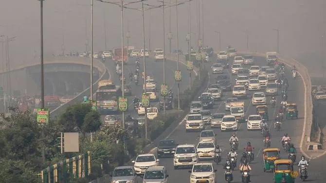 Các phương tiện đi trong làn khói bụi ô nhiễm ở New Delhi, Ấn Độ - Ảnh REUTERS