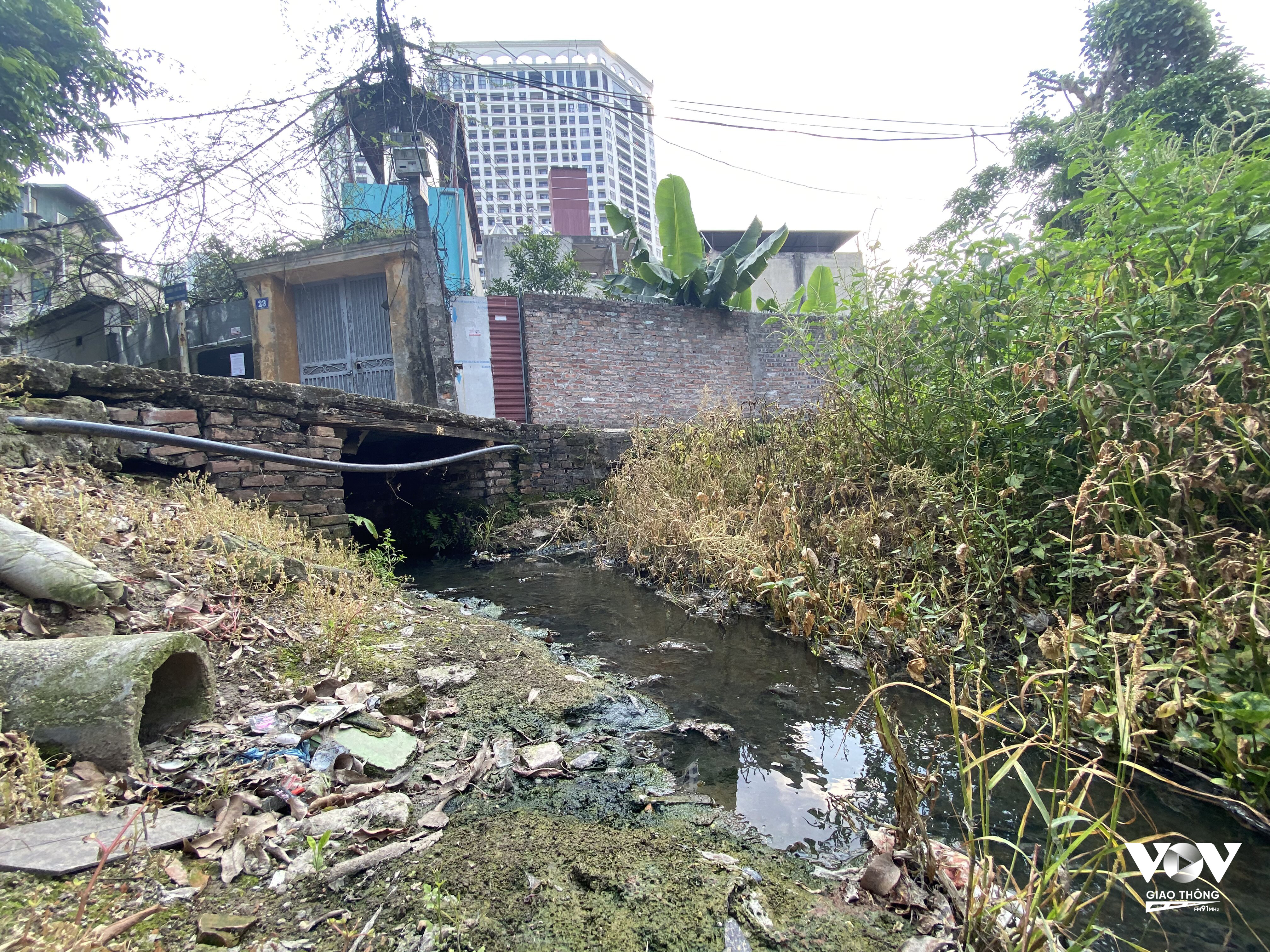 Với lòng cống chỉ khoảng 60cm nhưng hàng ngày chảy qua đây là một khối lượng nước thải không hề nhỏ, ảnh hưởng đến môi trường, đời sống của người dân ở khu dân cư số 31, phường Vĩnh Hưng, quận Hoàng Mai, Hà Nội