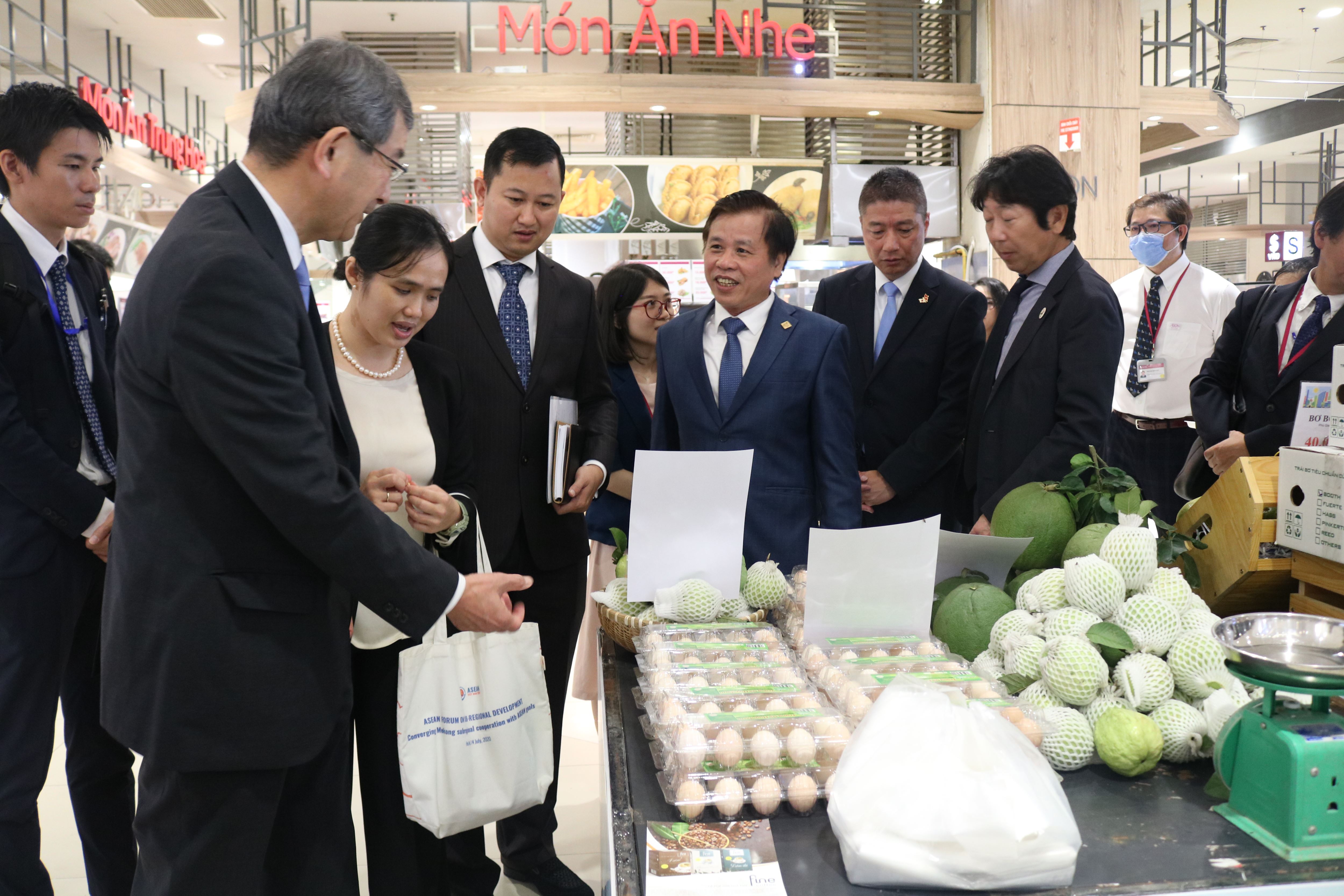 Tổng Lãnh sự Nhật Bản_ Đại diện ITPC_ AEON Việt Nam tham quan gian hàng tại sự kiện triển lãm - 1
