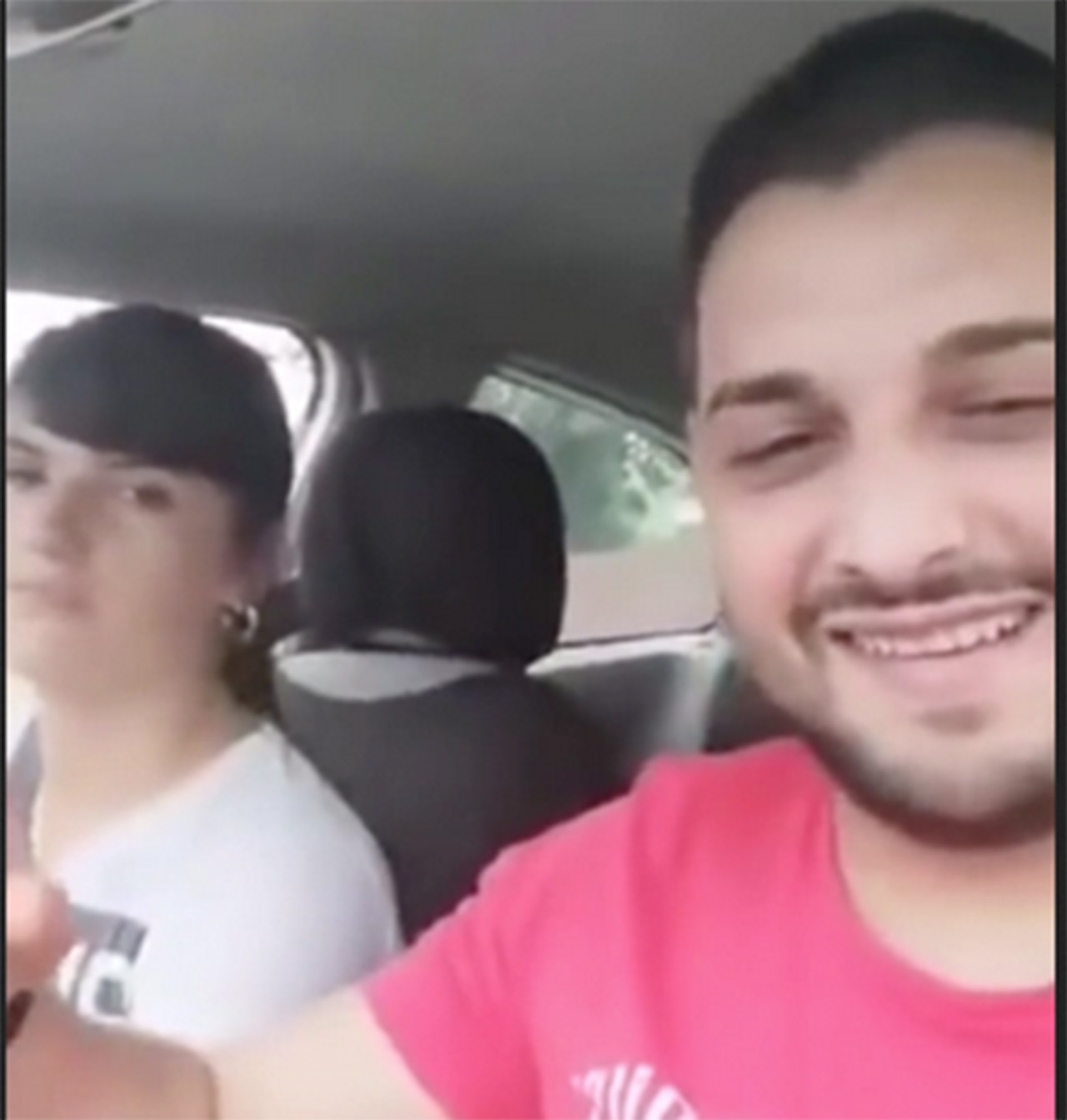 Hai vợ chồng Tavy Pustiu livestream trên xe trước khi tai nạn xảy ra