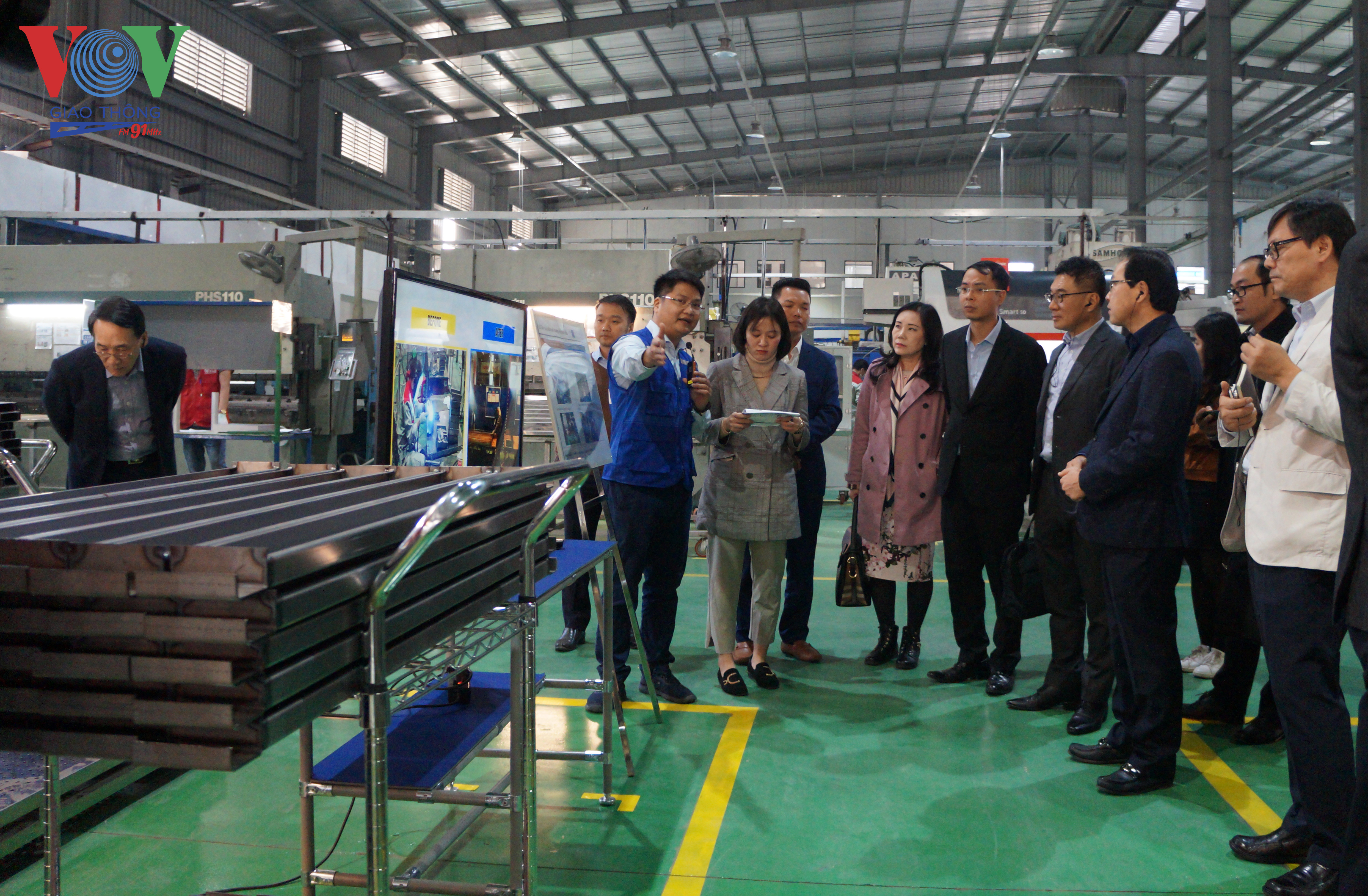 Các đại biểu tham quan nhà máy sản xuất của Fitek VINA