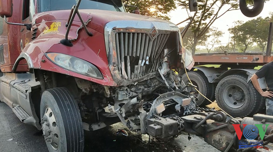 Đầu một chiếc xe hư hỏng nặng sau tai nạn