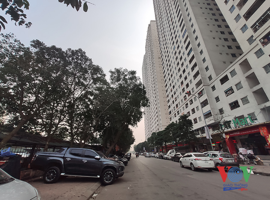 Với quy mô hàng chục tòa nhà, hơn 3 vạn dân, khu vực HH Linh Đàm đang thiếu trầm trọng bãi trông xe. Hiện, khu này chỉ có 3 đơn vị trông xe hợp pháp, gồm Công ty Hữu Đức Trí, Hoàng Lan và Hoàng Mai - Ảnh phóng viên ghi nhận tháng 3/2020