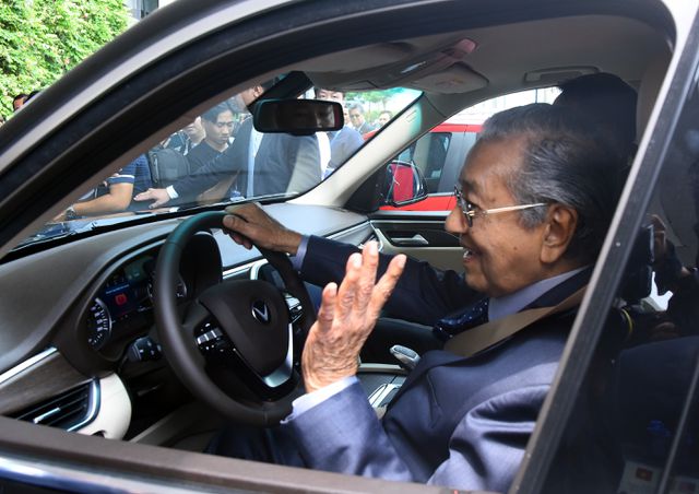 Thủ tướng Malaysia, ông Mahathir Mohamad trên chiếc Lux SA2.0 - Ảnh VinFast