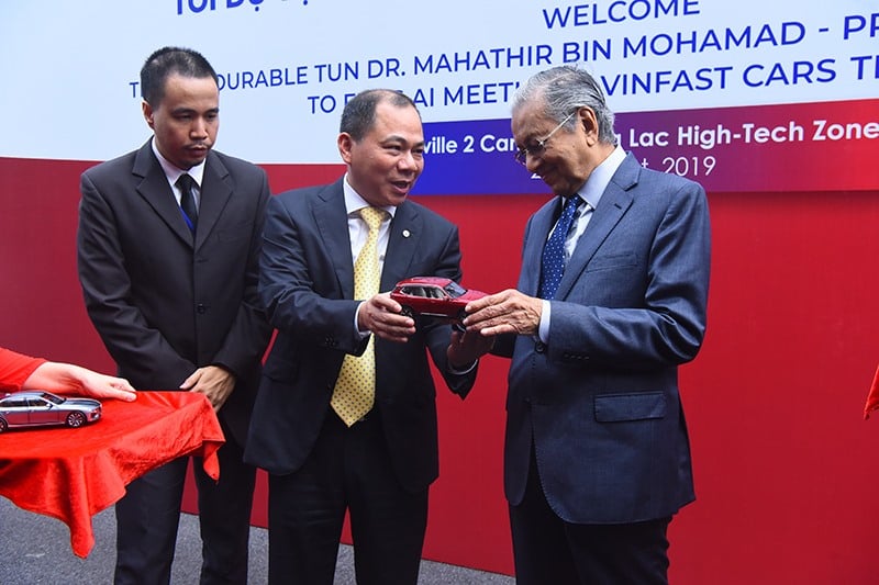 Ông Phạm Nhật Vượng trao tặng Thủ tướng Malaysia mô hình xe VinFast.
