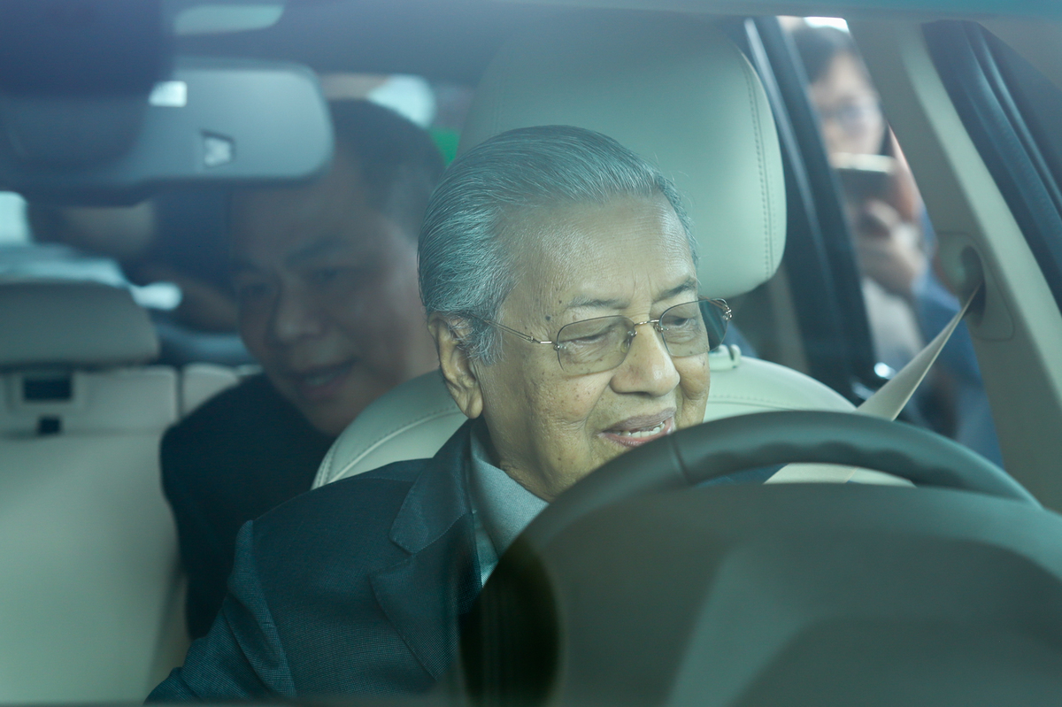 Thủ tướng Malaysia cầm lái, trong khi Chủ tịch Vingroup, ông Phạm Nhật Vượng ngồi hàng ghế sau.