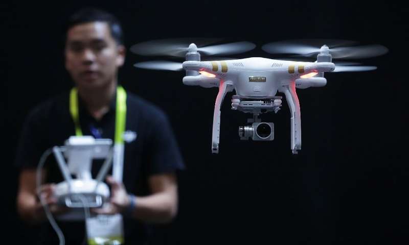 Drone gắn camera ghi hình đang trở thành trào lưu phổ biến nhưng cũng tồn tại nhiều bất cập - Ảnh minh họa