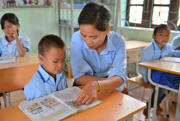 Cô giáo Bùi Thị Minh Khuyên đem 'con chữ' đến với các em nhỏ vùng cao - Ảnh: NVCC