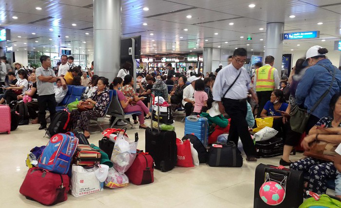 Thời gian gần đây, tình trạng chậm, hủy chuyến bay gia tăng khiến hành khách vạ vật chờ đợi ở sân bay - Ảnh An ninh Thủ đô
