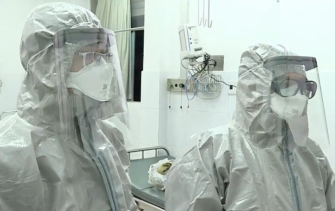 Y bác sĩ trang phục bảo hộ trong phòng điều trị cách ly bệnh nhân nhiễm nCoV tại Bệnh viện Chợ Rẫy - Ảnh 