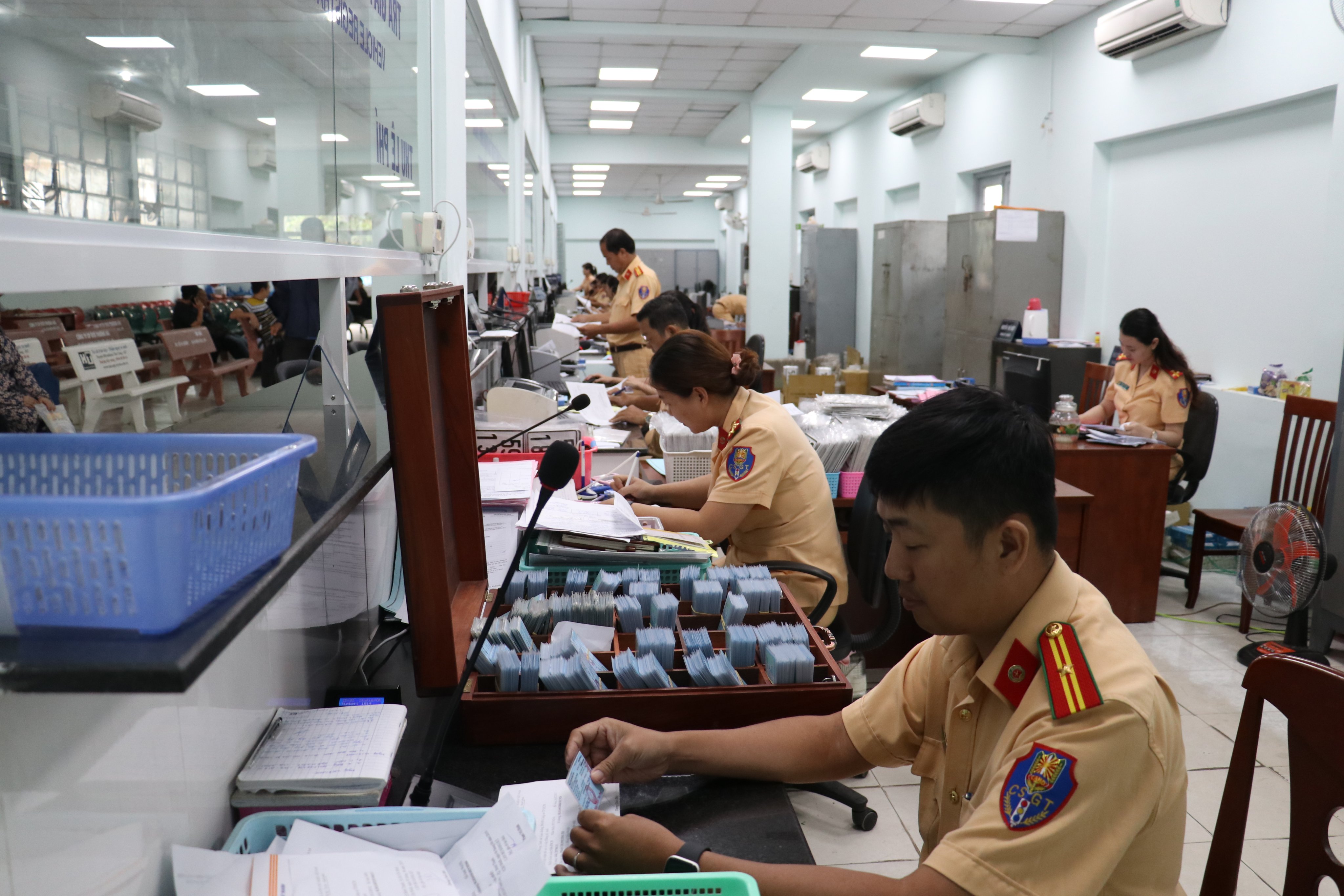 Tổ Đăng ký xe số 282  Nơ Trang Long, quận Bình Thạnh giải quyết hồ sơ cho người dân