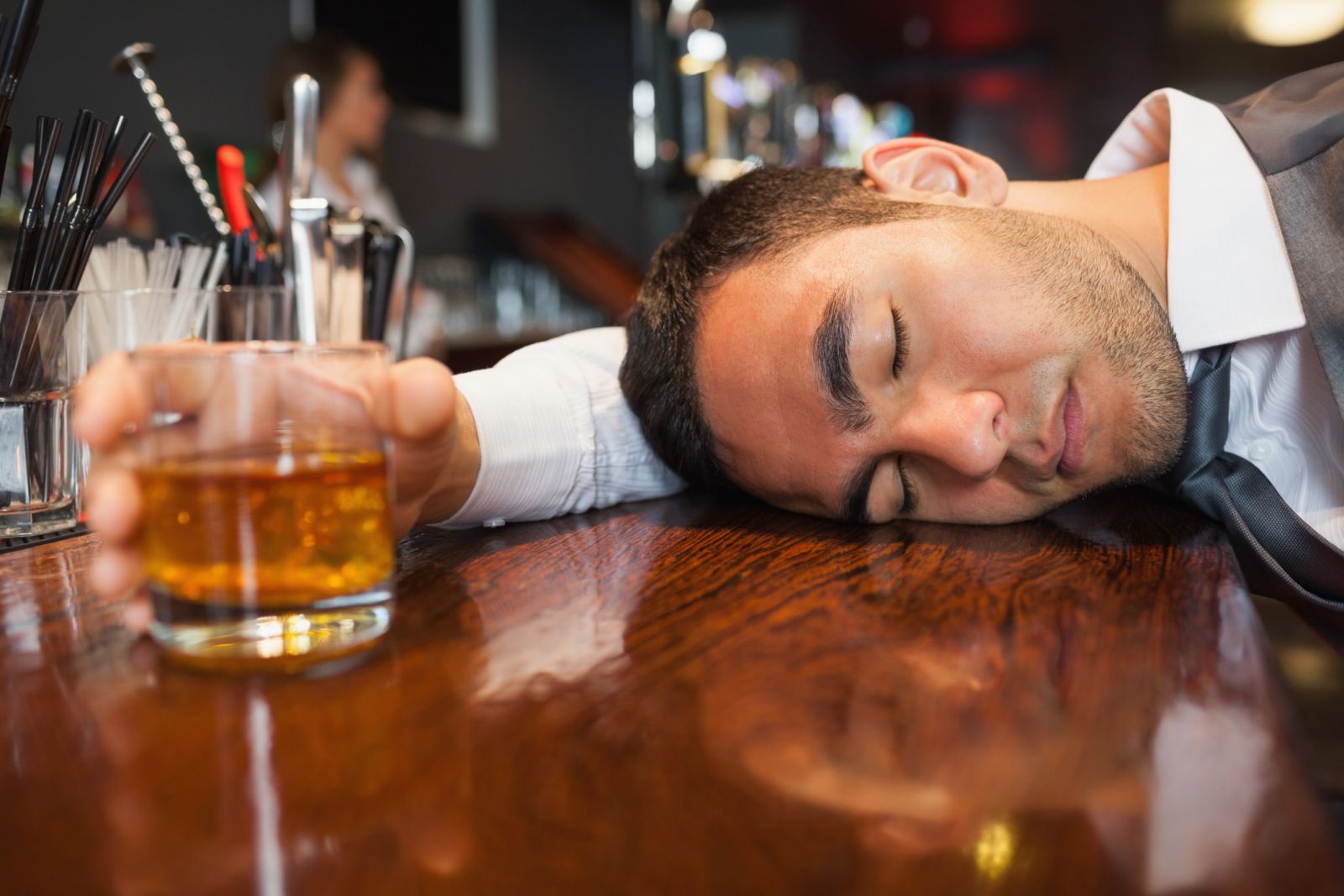 Aspirin buổi chiều: Tại sao uống rượu lại say?
