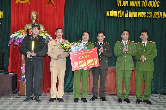 Đại tá Lê Ngọc Châu trao thưởng số tiền 30 triệu đồng cho các đơn vị tham gia triệt phá sới đánh bạc.