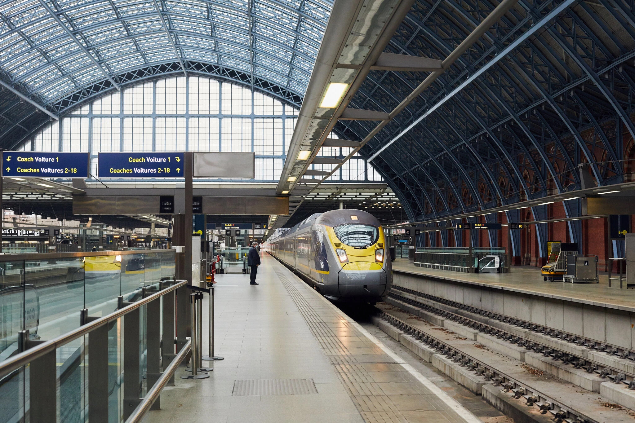Một chuyến tàu Eurostar từ Paris tới nhà ga quốc tế St. Pancras ở London, một nửa số ghế trên tàu bị bỏ trống - Ảnh The New York Times