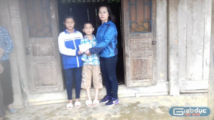 Cô giáo Nguyễn Thị Huế trao quà cho các học sinh hoàn cảnh khó khăn  (Ảnh: Nhân vật cung cấp)