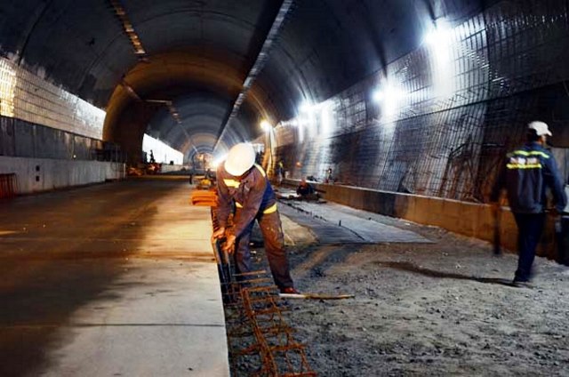 Công nhân khẩn trương thi công trong dự án mở rộng hầm Hải Vân 2 - Ảnh: Kinh tế và Đô thị