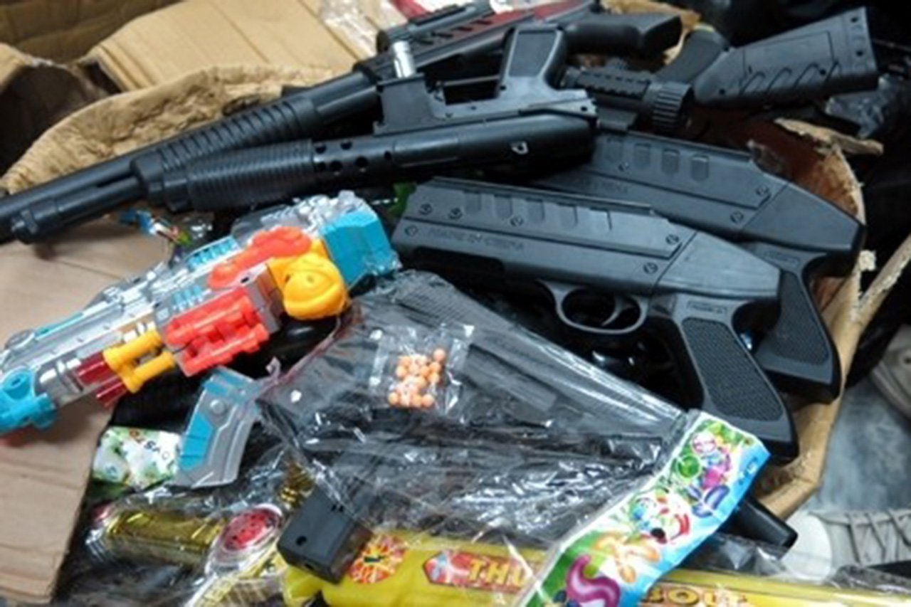 (Súng đồ chơi có hình dạng súng quân dụng, súng ngắn bắn đạn nhựa đang được rao bán công khai, tràn lan trên mạng Internet)
