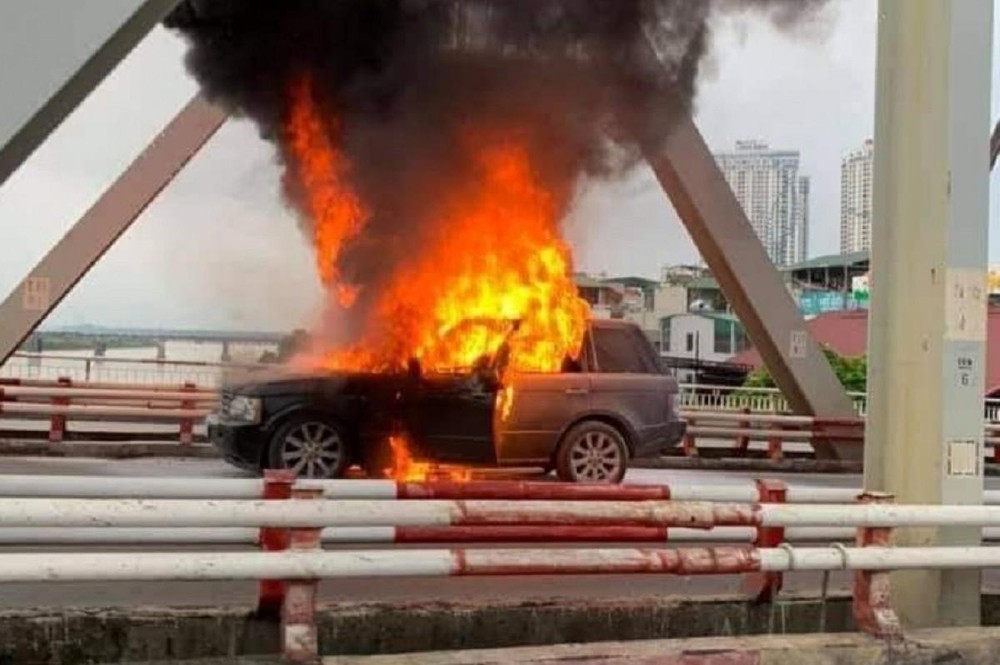 (Một chiếc ô tô hạng sang bất ngờ bốc cháy trên cầu Chương Dương, Hà Nội vào chiều ngày 27/9/2020. Chiếc ô tô này bốc cháy khi đang lưu thông theo hướng từ Long Biên sang quận Hoàn Kiếm)