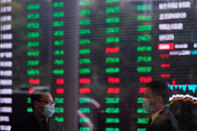 Cổ phiếu tại châu Á diễn biến trái chiều sau khi IMF cảnh báo kinh tế thế giới đang trên đà trượt dốc nhanh hơn nhiều so với dự báo trước đó. Ảnh: Reuters. 