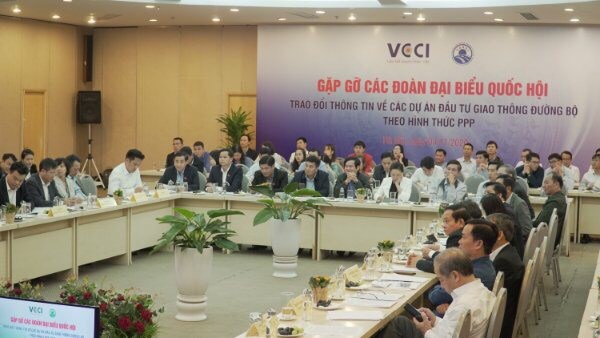 Vừa qua, VCC phối hợp cùng VARSI tổ chức buổi gặp gỡ các đoàn đại biểu Quốc hội để trao đổi thông tin về các dự án đầu tư giao thông đường bộ Việt Nam theo hình thức PPP. Ảnh: VARSI