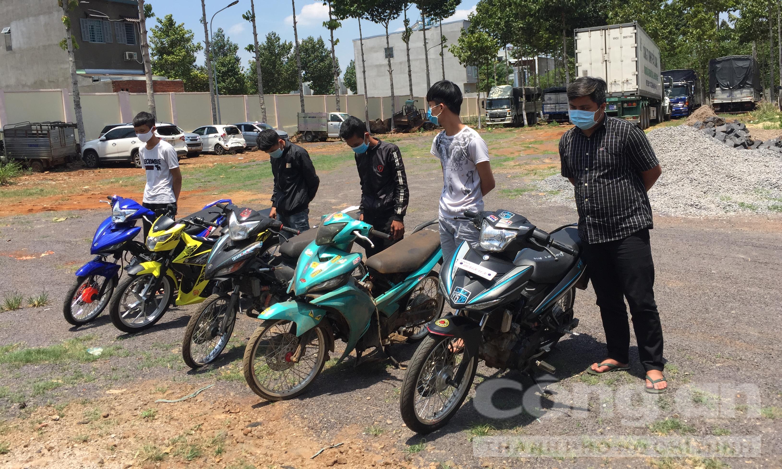 Nhóm thanh thiếu niên đua xe trái phép bị tạm giữ cùng xe tang vật - Ảnh Công an TP.HCM