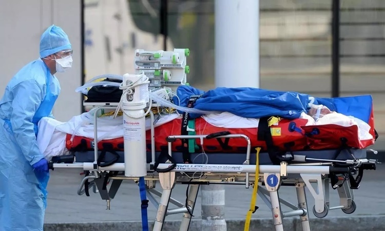 Nhân viên y tế di chuyển một bệnh nhân nhiễm nCoV tại Strasbourg, Pháp. Ảnh: AFP.