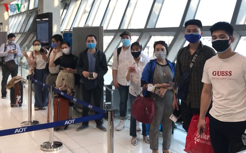 Các công dân Việt Nam bị mắc kẹt tại sân bay quốc tế Suvanabhumi được hỗ trợ về nước.
