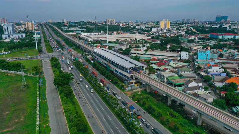 Tuyến metro số 1 Bến Thành - Suối Tiên chạy dọc theo xa lộ Hà Nội, TP Thủ Đức (TP.HCM). Ảnh: Pháp luật TP.HCM