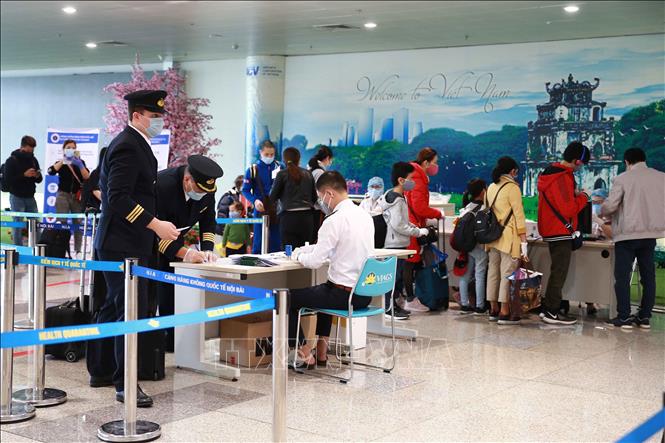 Lực lượng y tế làm thủ tục khai báo y tế bắt buộc đối với hành khách và tổ bay tại Cảng hàng không quốc tế Nội Bài (Ảnh: TTXVN)